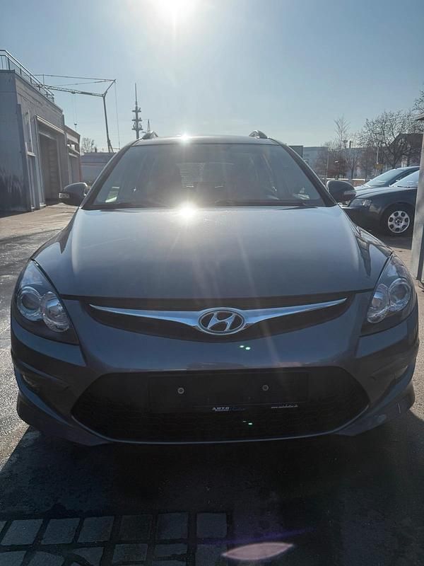 Gebraucht Hyundai i30 90 PS (66 kW) 2012 Grau Kombi