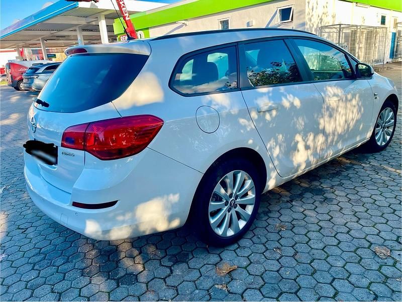 Gebraucht Opel Astra 140 PS (102 kW) 2012 Weiß Kombi