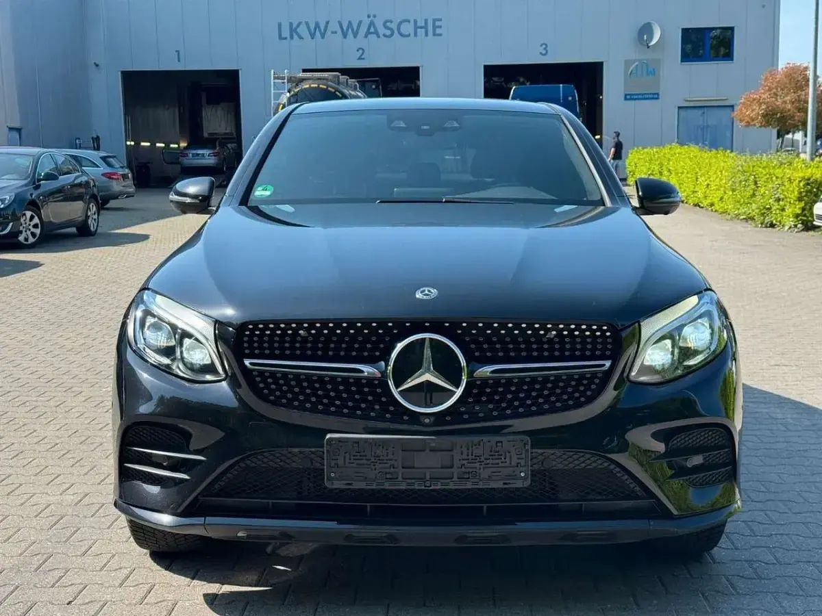 Gebraucht Mercedes GLC300 AMG line 245 PS (180 kW) 2019 Obsidianschwarz SUV