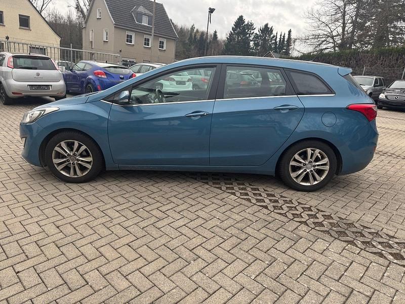 Gebraucht Hyundai i30 Intro Edition 110 PS (80 kW) 2012 Blau Kombi