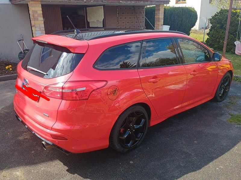 Usado Ford Focus ST-Line 150 CV (110 kW) 2017 Rojo Familiar