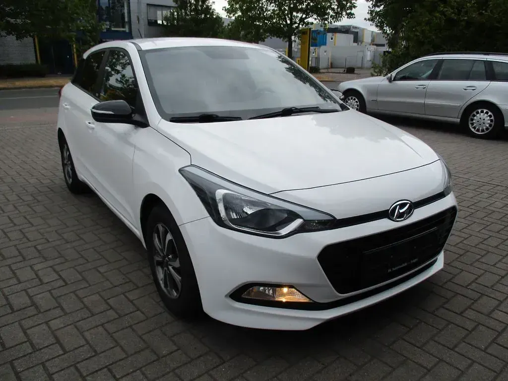 Gebraucht Hyundai i20 Passion 101 PS (74 kW) 2018 Weiß Limousine