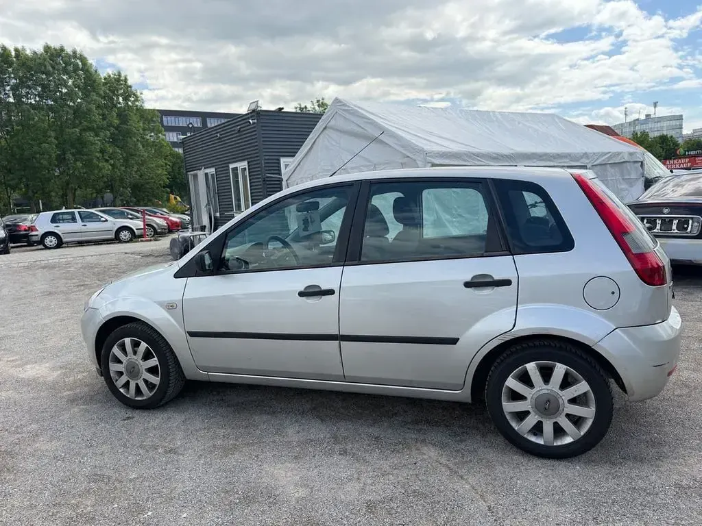 Gebraucht Ford Fiesta 101 PS (74 kW) 2005 Silber Kleinwagen