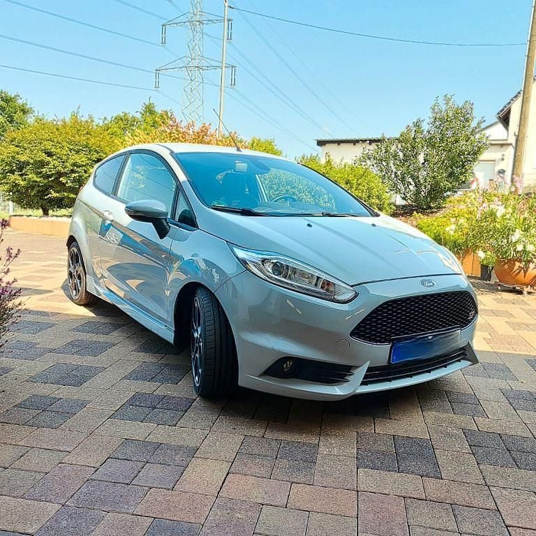 Grau Gebraucht 2016 Ford Fiesta ST200 Kleinwagen | 14.200 € - Bild 1/4