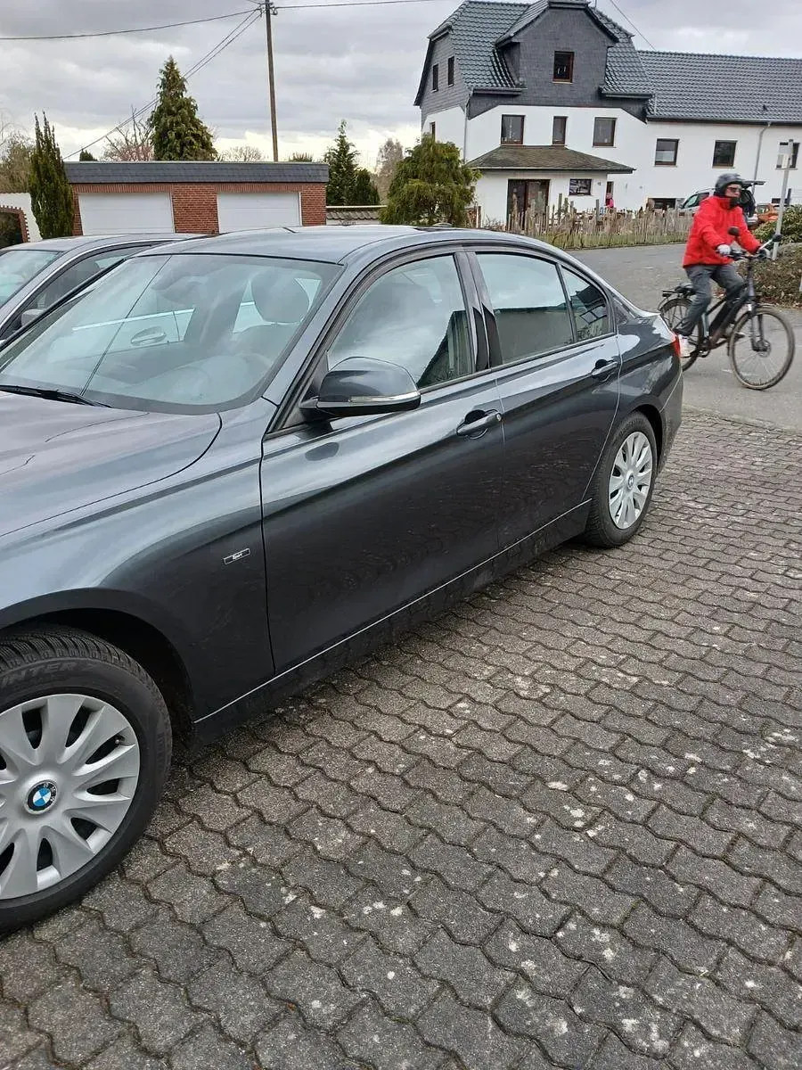 Gebraucht BMW 320 Sport Line 184 PS (135 kW) 2012 Grau Limousine
