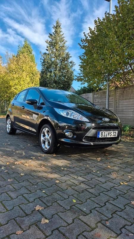 Schwarz Gebraucht 2010 Ford Fiesta Titanium Limousine | 3.900 € - Bild 1/4