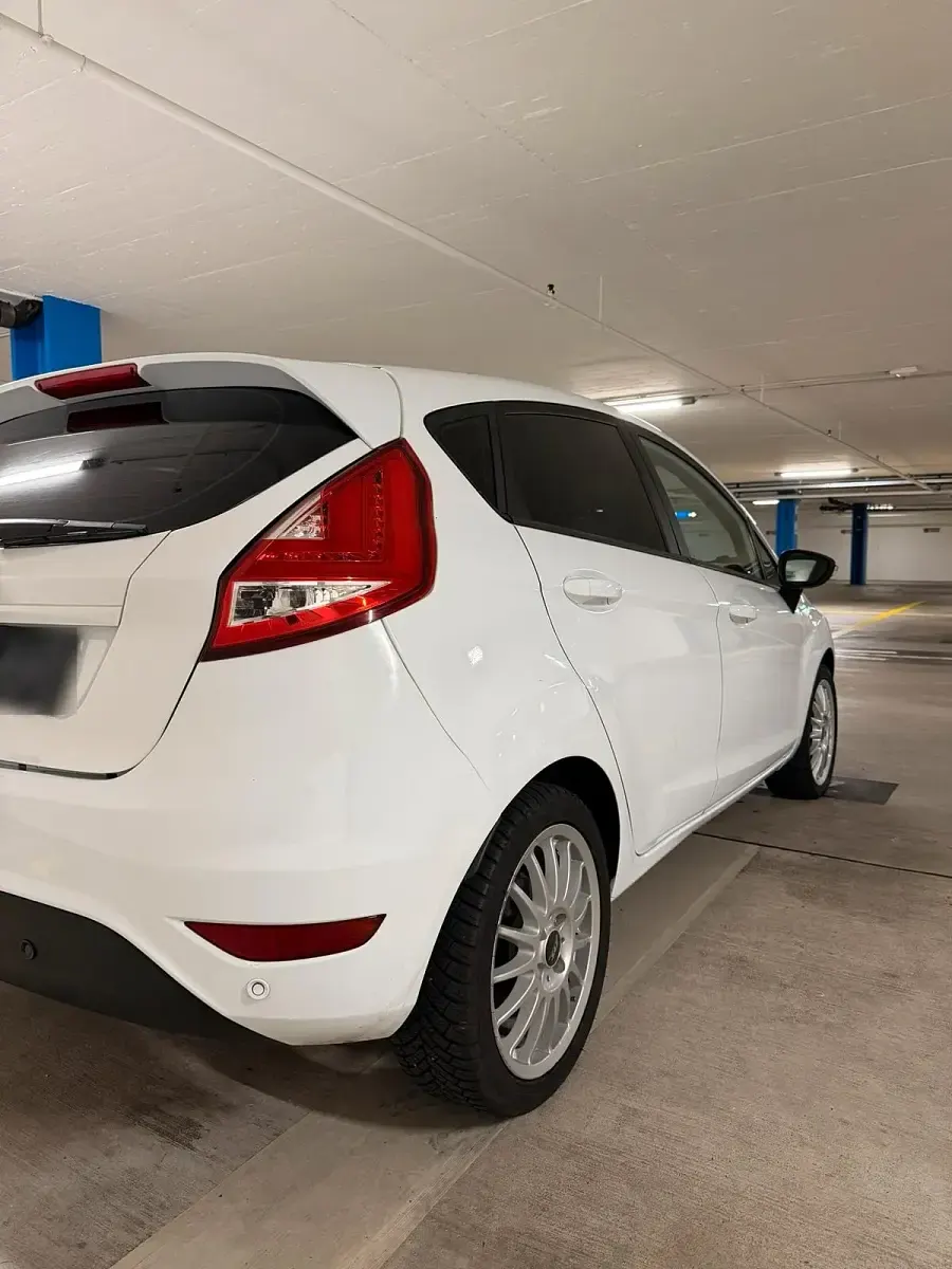 Gebraucht Ford Fiesta 101 PS (74 kW) 2013 Weiß Kleinwagen