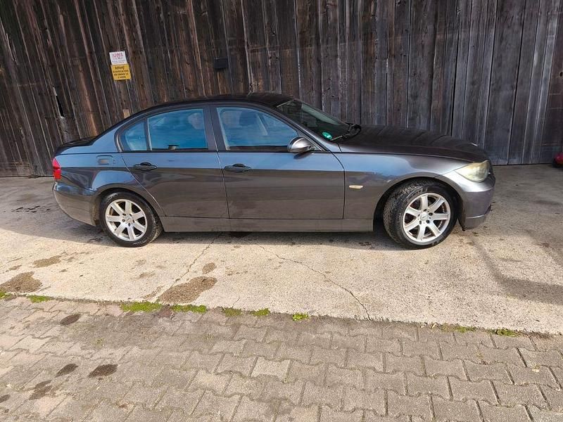 Gebraucht BMW 320 150 PS (110 kW) 2005 Grau Limousine