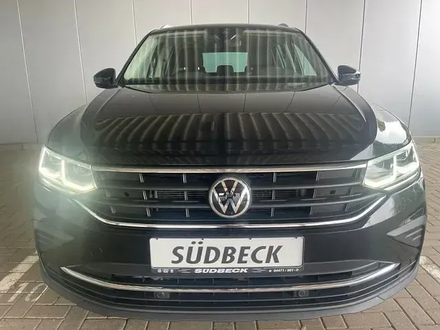 Gebraucht VW Tiguan Life 150 PS (110 kW) 2021 Deep black perleffekt (metallic) SUV