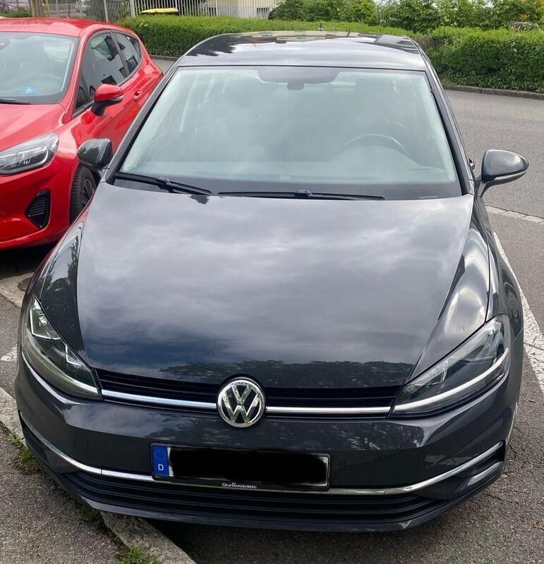 Grau Gebraucht 2017 VW Golf VII Comfortline Limousine | 17.399 € (Fairer Preis) - Bild 1/3