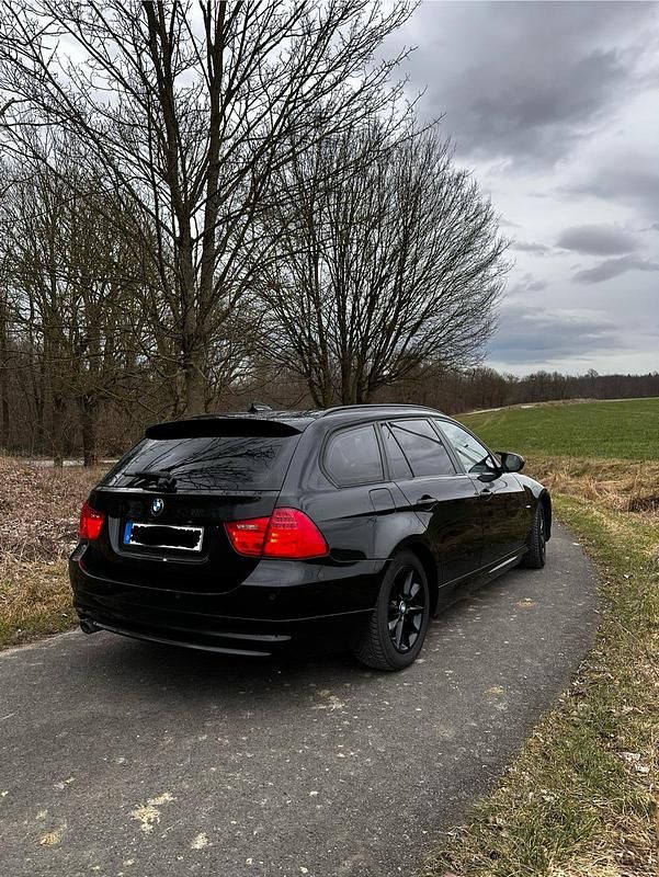 Gebraucht BMW 320 184 PS (135 kW) 2010 Schwarz Kombi