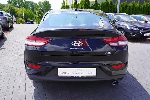 Gebraucht Hyundai i30 120 PS (88 kW) 2019 Phantomblackmet. Limousine