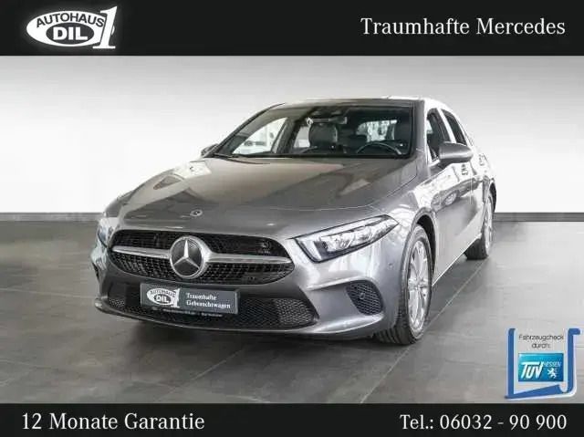 Grau (mountaingrau met.) Gebraucht 2020 Mercedes A200 Urban Limousine | 23.850 € (Fairer Preis) - Bild 1/2