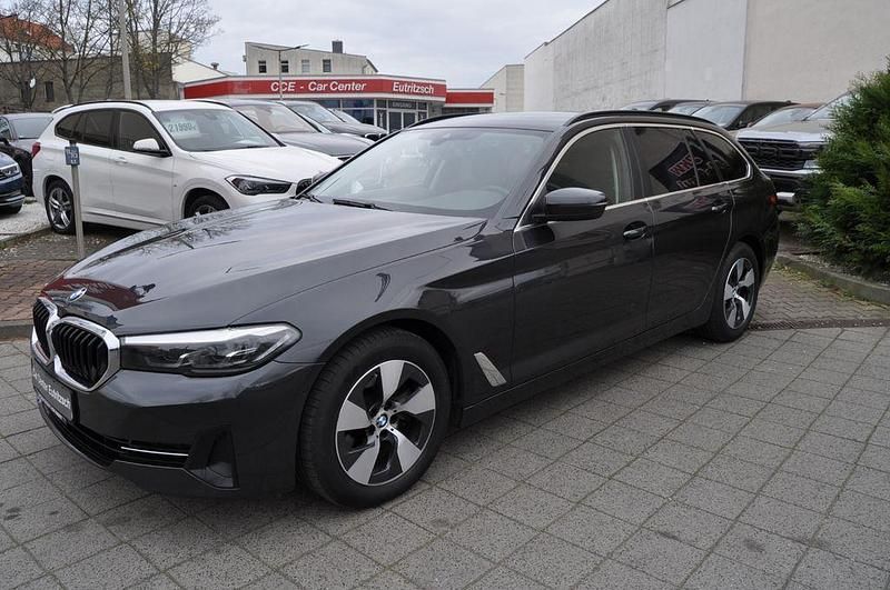Grau Gebraucht 2021 BMW 520 Limousine | 21.490 € (Superpreis) - Bild 1/4
