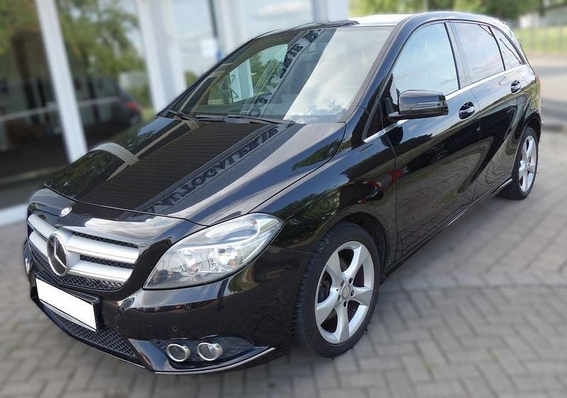 Schwarz Gebraucht 2013 Mercedes B180 Van / Kleinbus | 9.500 € (Fairer Preis) - Bild 1/4