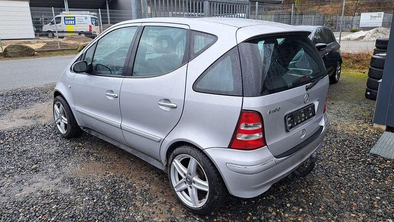 Gebraucht Mercedes A190 Elegance 125 PS (91 kW) 2001 Silber Van / Kleinbus