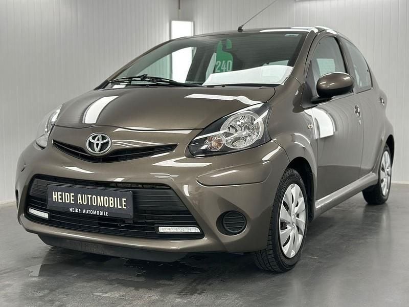 Bronze Gebraucht 2013 Toyota Aygo Cool Kleinwagen | 6.990 € (Etwas zu teuer) - Bild 1/4