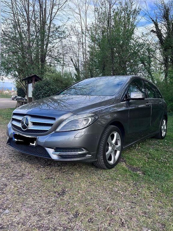 Grau Gebraucht 2012 Mercedes B180 Van / Kleinbus | 9.400 € (Guter Preis) - Bild 1/4