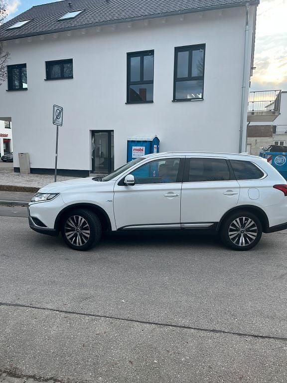 Gebraucht Mitsubishi Outlander Active 150 PS (110 kW) 2019 Weiß SUV