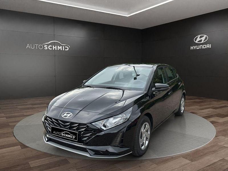 Phantom black / met Gebraucht 2025 Hyundai i20 Select Limousine | 21.590 € (Fairer Preis) - Bild 1/4