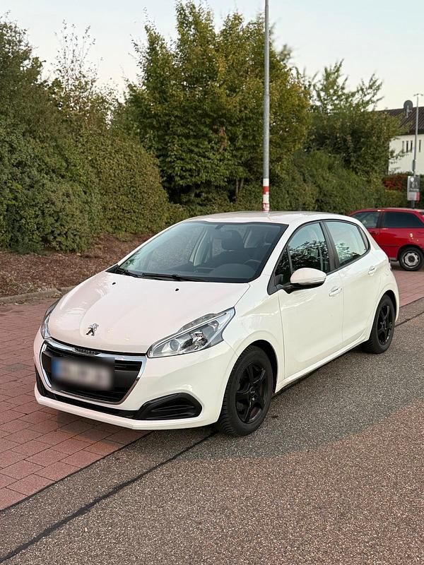 Weiß Gebraucht 2016 Peugeot 208 Kleinwagen | 5.900 € (Fairer Preis) - Bild 1/4