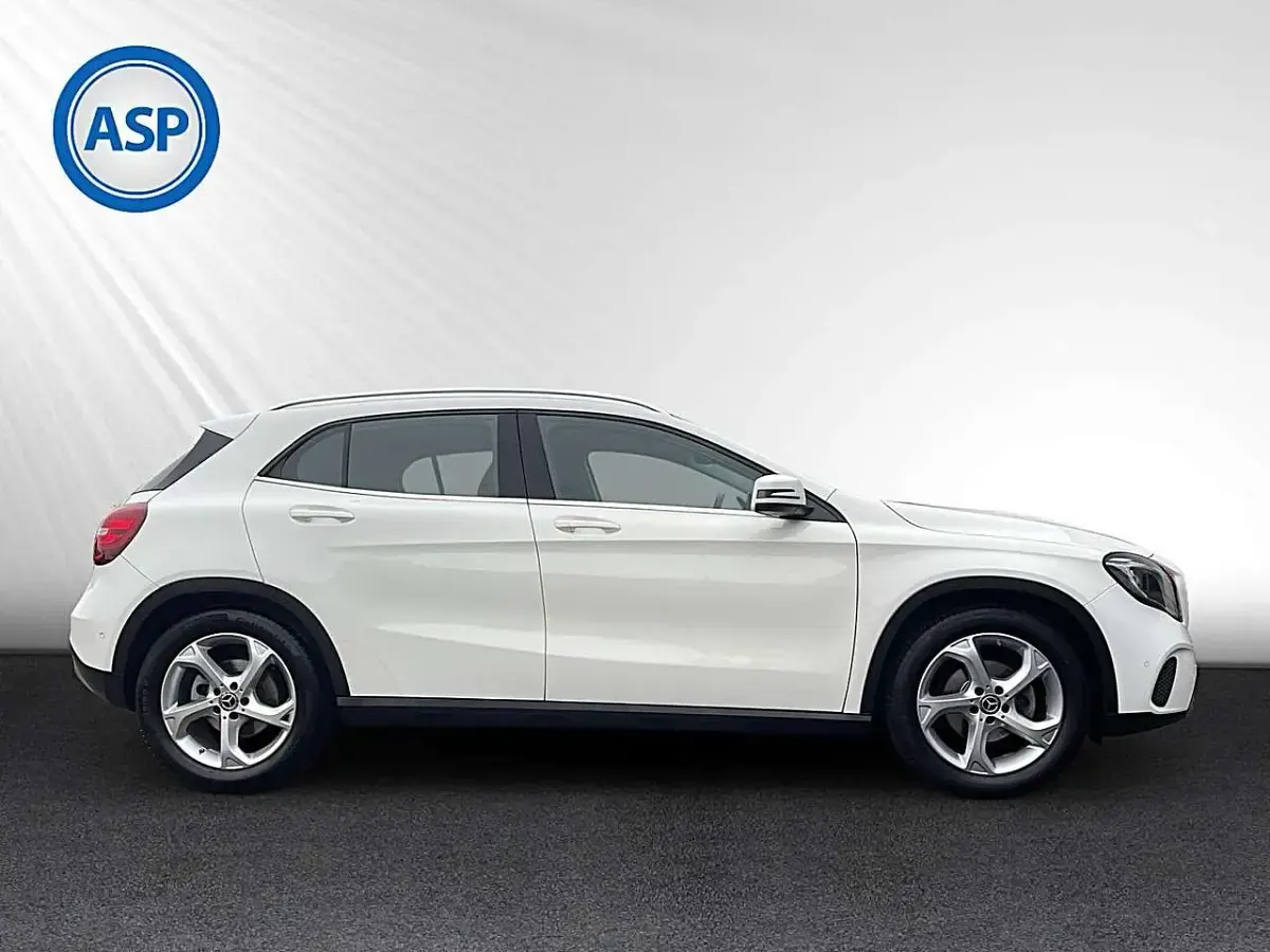 Gebraucht Mercedes GLA180 Urban 122 PS (89 kW) 2020 Weiß SUV