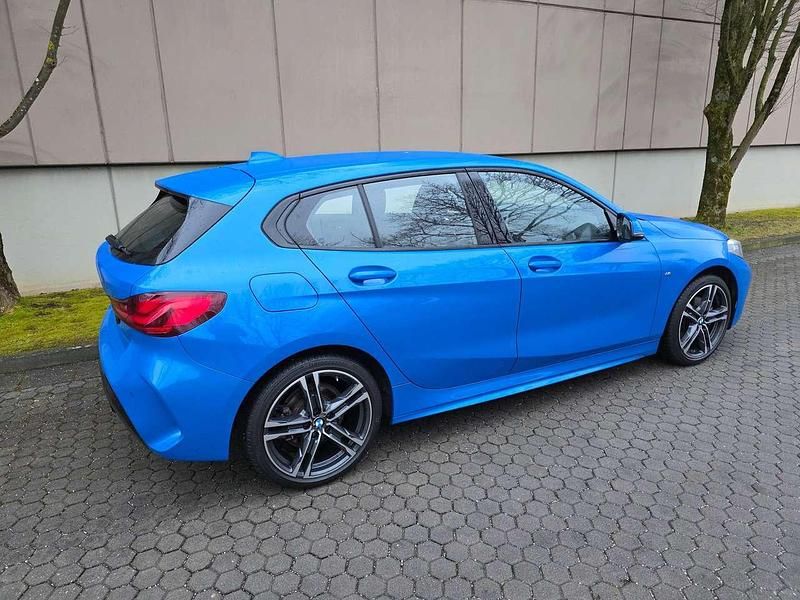 Gebraucht BMW 118 M Sport 136 PS (100 kW) 2022 Misano blau metallic Kleinwagen