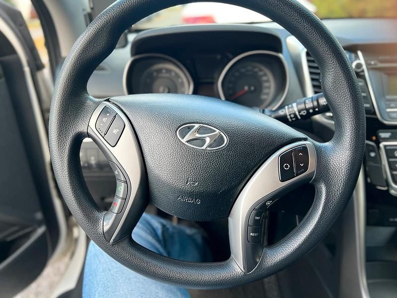 Weiß Gebraucht 2012 Hyundai i30 Kleinwagen | 5.999 € - Bild 1/4