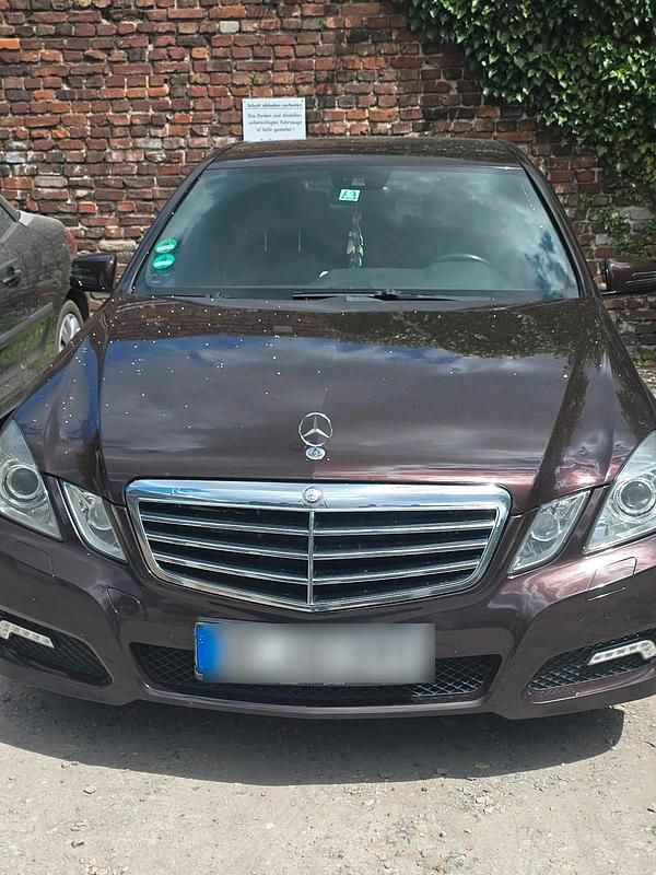 Braun Gebraucht 2010 Mercedes E350 Limousine | 9.999 € (Etwas zu teuer) - Bild 1/4