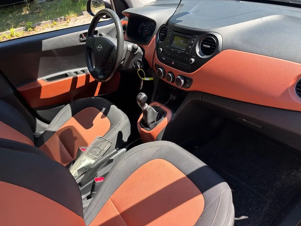 Gebraucht Hyundai i10 87 PS (63 kW) 2016 Braun Kleinwagen