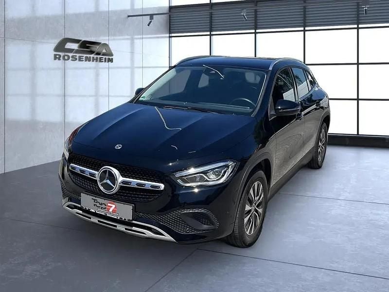 Nachtschwarz (schwarz) Gebraucht 2021 Mercedes GLA200 SUV | 31.990 € (Guter Preis) - Bild 1/4