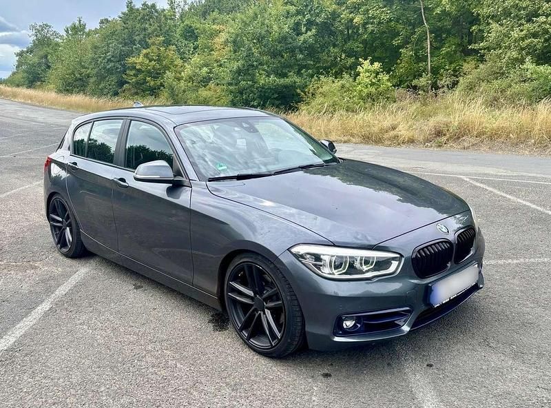 Grau Gebraucht 2019 BMW 120 Sport Line Kleinwagen | 16.490 € (Guter Preis) - Bild 1/4