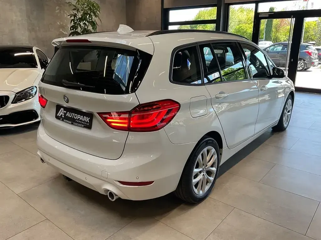 Używany BMW 218 Advantage 150 KM (110 kW) 2020 Biały Kombi