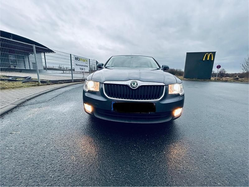 Grau Gebraucht 2010 Skoda Superb Comfort Limousine | 7.500 € (Teuer) - Bild 1/4