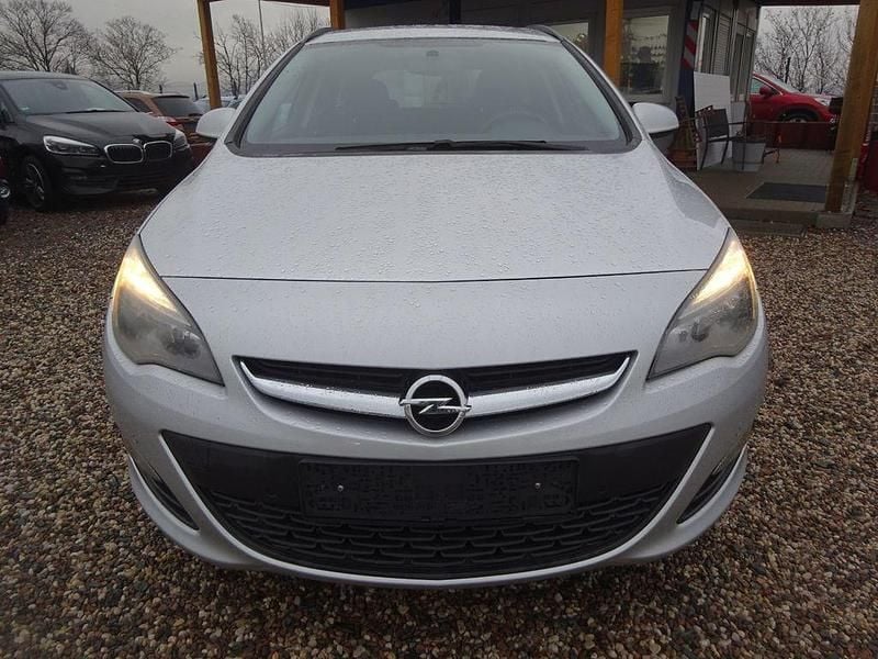 Gebraucht Opel Astra Edition 140 PS (102 kW) 2014 Grau Kombi