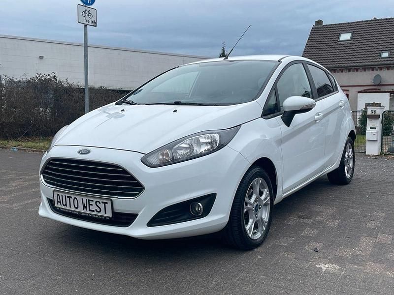 Weiß Gebraucht 2014 Ford Fiesta Trend Kleinwagen | 5.950 € (Fairer Preis) - Bild 1/4