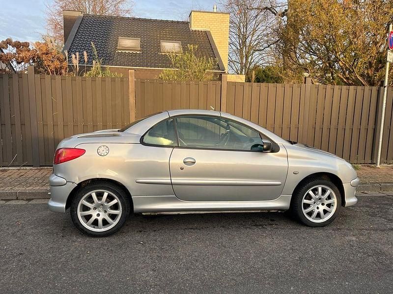Gebraucht Peugeot 206 CC Quiksilver 109 PS (80 kW) 2005 Silber Cabrio