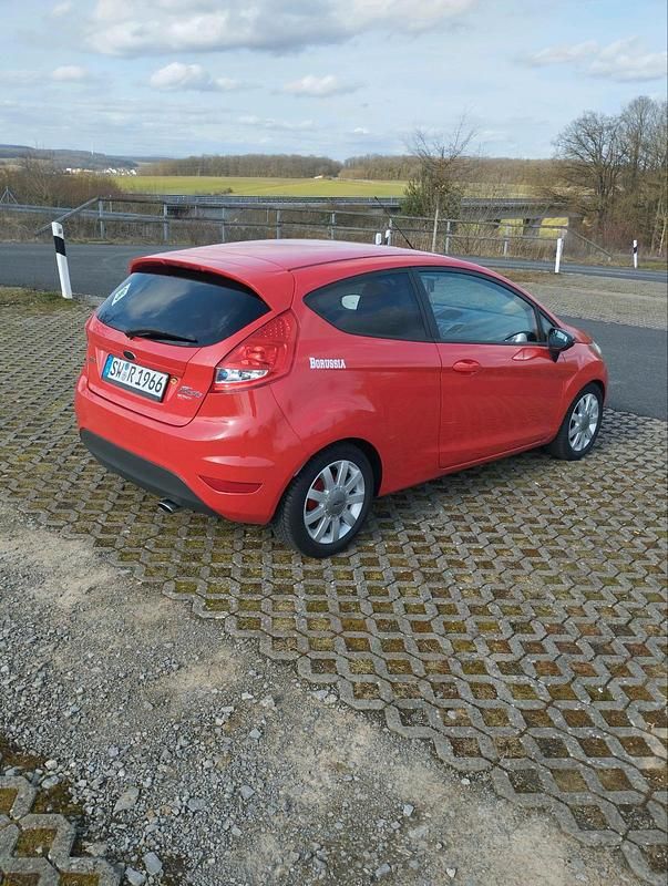 Gebraucht Ford Fiesta 60 PS (44 kW) 2010 Rot Kleinwagen