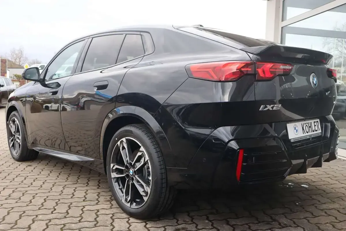 Gebraucht BMW iX2 M Sport 150 kW (204 PS) 2026 Black sapphire metallic SUV