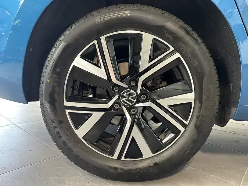Gebraucht VW Touran Highline 150 PS (110 kW) 2023 Caribbean blue Van / Kleinbus