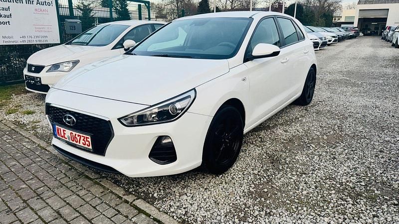 Gebraucht Hyundai i30 Pure 101 PS (74 kW) 2017 Weiß Kleinwagen