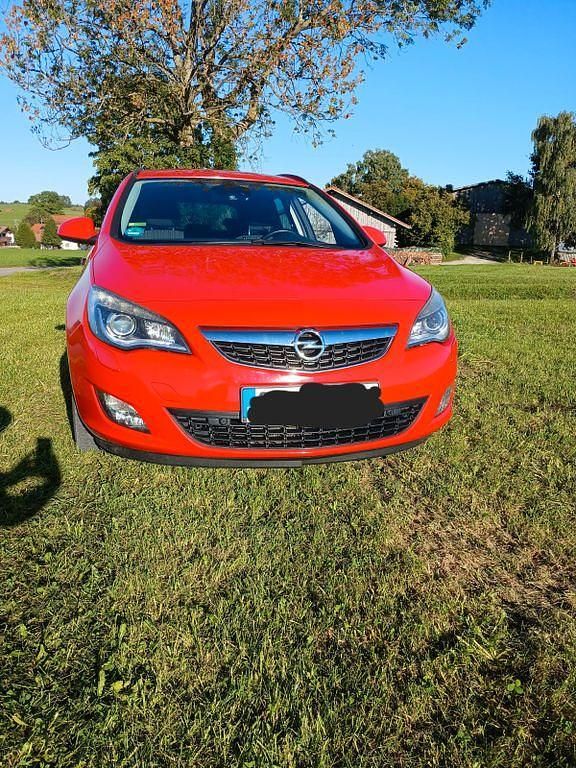 Rot Gebraucht 2011 Opel Astra S Kombi | 4.650 € (Etwas zu teuer) - Bild 1/4