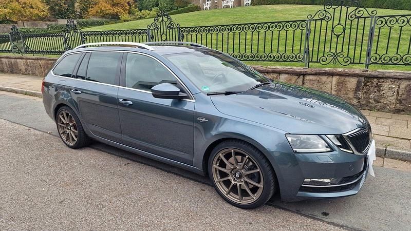 Grau Gebraucht 2019 Skoda Octavia LAURIN & KLEMENT Kombi | 18.900 € (Fairer Preis) - Bild 1/4