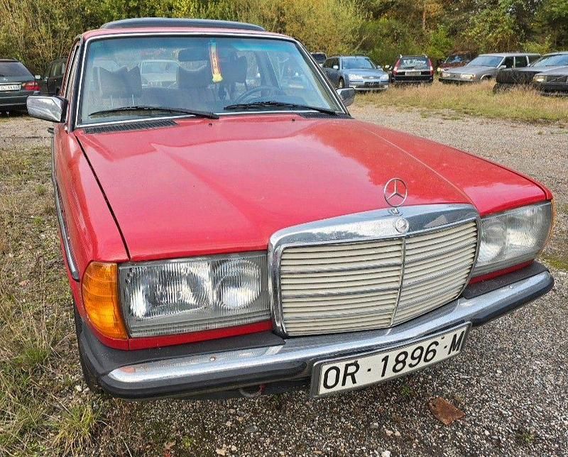 Rot Gebraucht 1974 Mercedes 240 Limousine | 3.800 € - Bild 1/4