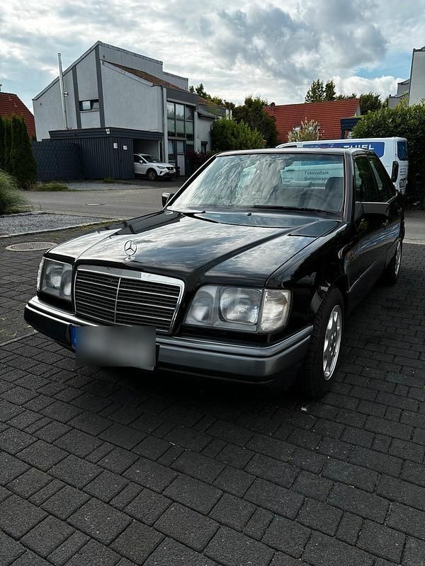 Schwarz Gebraucht 1995 Mercedes E200 Limousine | 8.999 € - Bild 1/4