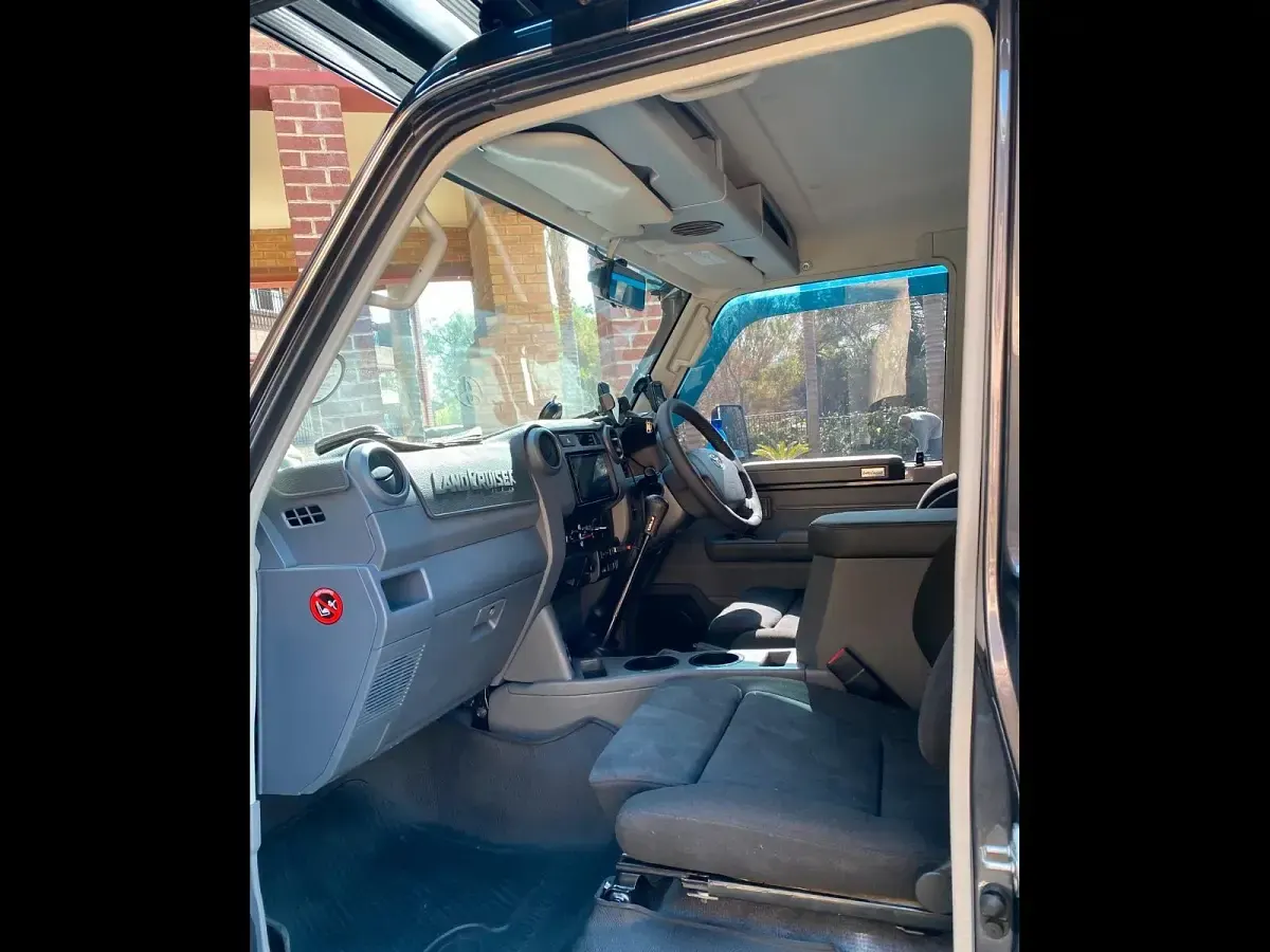 Gebraucht Toyota Land Cruiser 210 PS (154 kW) 2023 Grau Van / Kleinbus