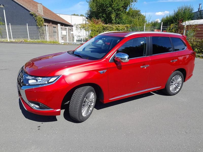 Rot Gebraucht 2021 Mitsubishi Outlander P-HEV SUV | 23.000 € (Guter Preis) - Bild 1/4