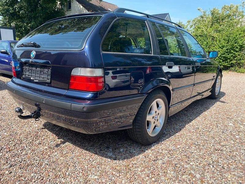 Blau Gebraucht 1998 BMW 318 Kombi | 4.900 € - Bild 1/4