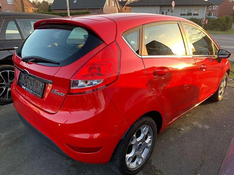Gebraucht Ford Fiesta Titanium 82 PS (60 kW) 2011 Coloradorot Kleinwagen