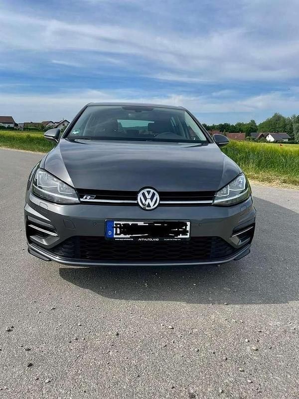 Grau Gebraucht 2018 VW Golf VII Comfortline Kleinwagen | 15.900 € (Etwas zu teuer) - Bild 1/4